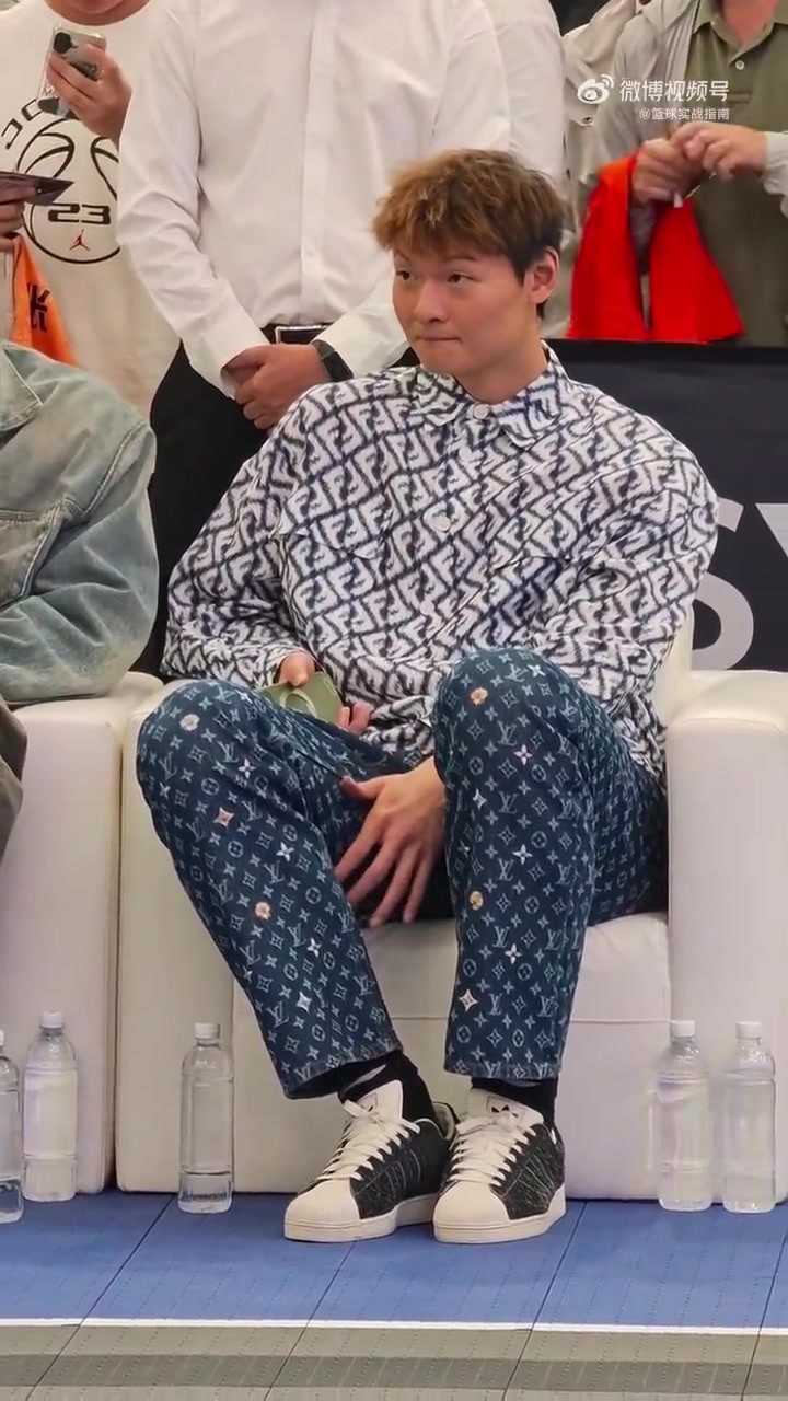 王哲林出席某篮球活动，这身穿搭好骚啊😂